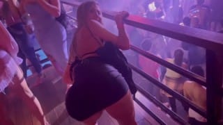 Tiktok fenomeni tuvalette gizlice sikişiyor – Amatör porno